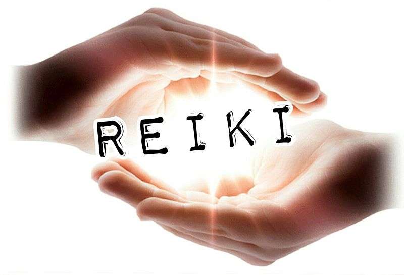 hands cupped around the word reiki